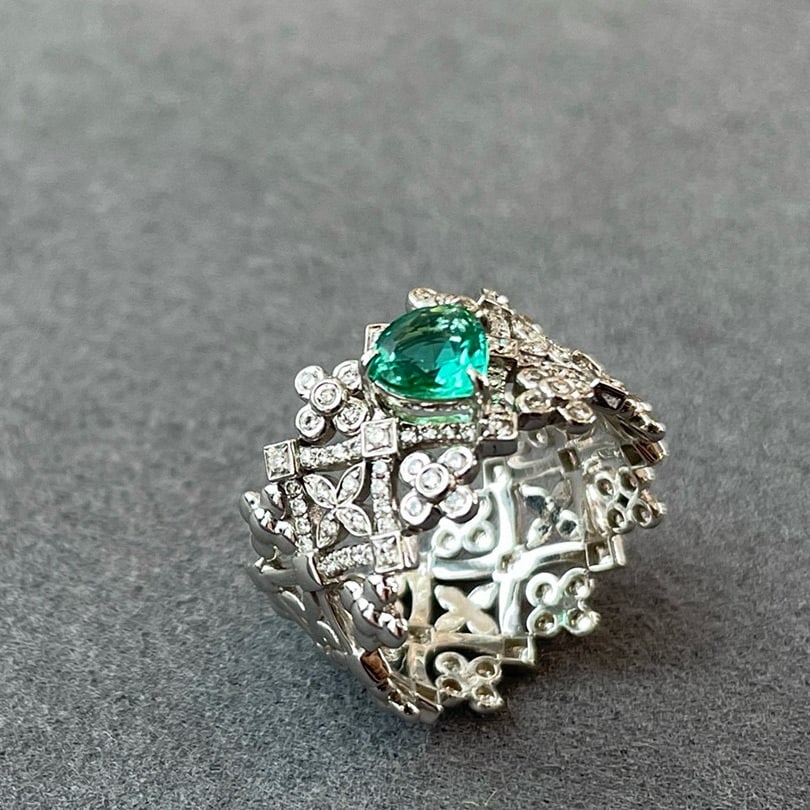 14k Gold 0.54 Ct Natural Emerald & Diamond Ring: Ref:231052301 // gold content:14k gold // ring size:7. 25us // // main gemstone:emerald // shape:pear // carat weight:0. 54ct // color:green // treatment:natural // // adjacent gemstone 2 : diamond