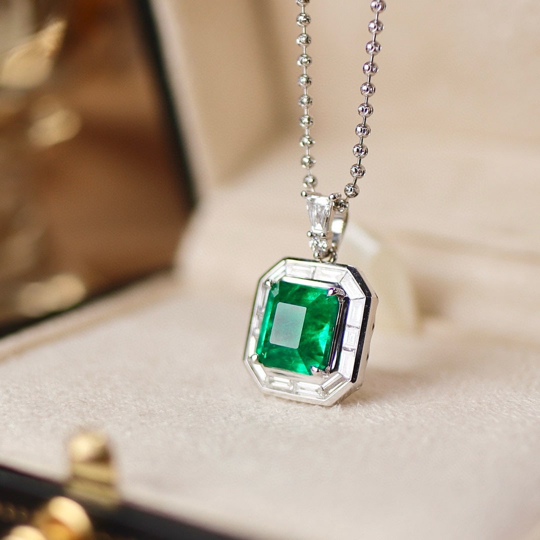 14k Gold 3.59 Ctw Vivid Green Natural Emerald & Diamond Necklace: Ref:231052303 // gold content:14k gold // main gemstone:emerald // shape:octagonal // carat weight:2. 88ct // color:vivid green // treatment:natural // // adjacent gemstone 2 : diamond // shape:multip