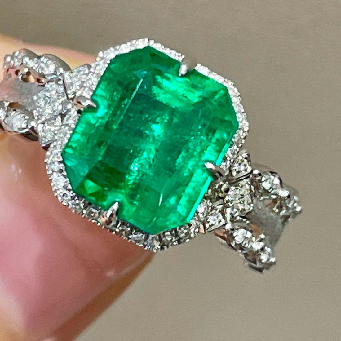 14k Gold 3.2 Ct Natural Emerald & Diamond Ring: Ref:231052306 // gold content:14k gold // ring size:7. 25us // // main gemstone:emerald // shape:octagonal // carat weight:3. 2ct // color:green // treatment:natural // // adjacent gemstone 2 : diamon