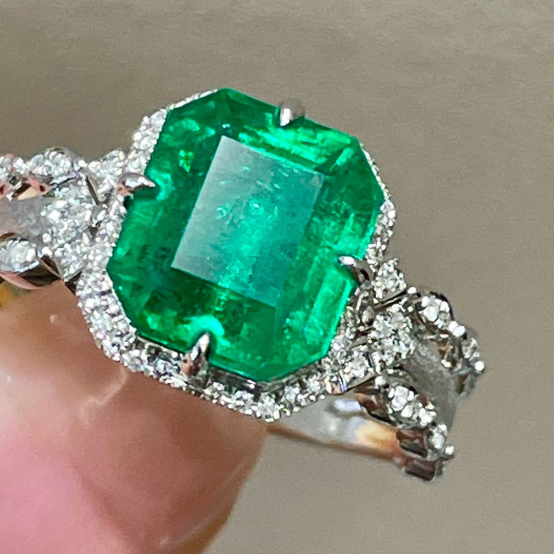 14k Gold 3.2 Ct Natural Emerald & Diamond Ring - 2