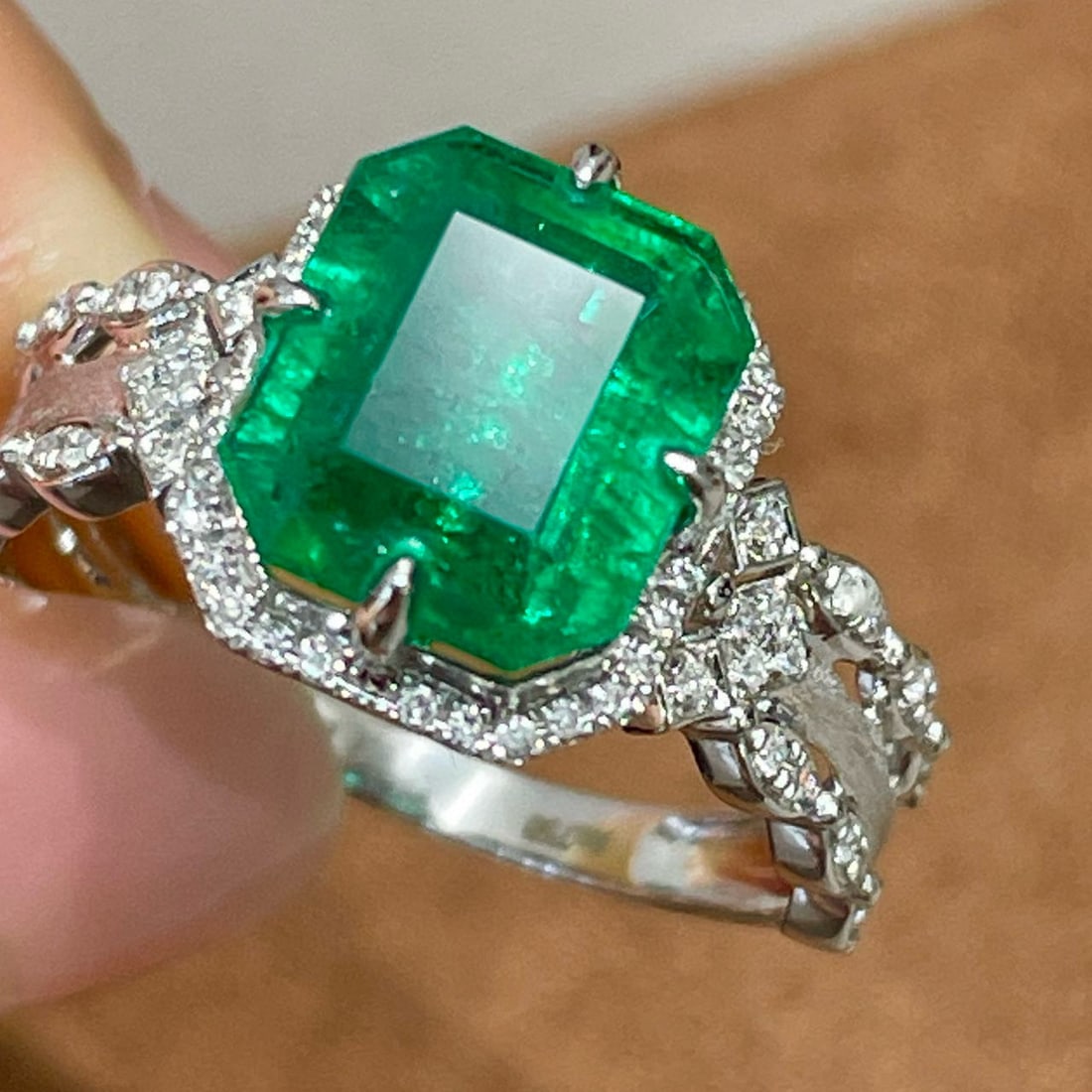 14k Gold 3.2 Ct Natural Emerald & Diamond Ring - 3