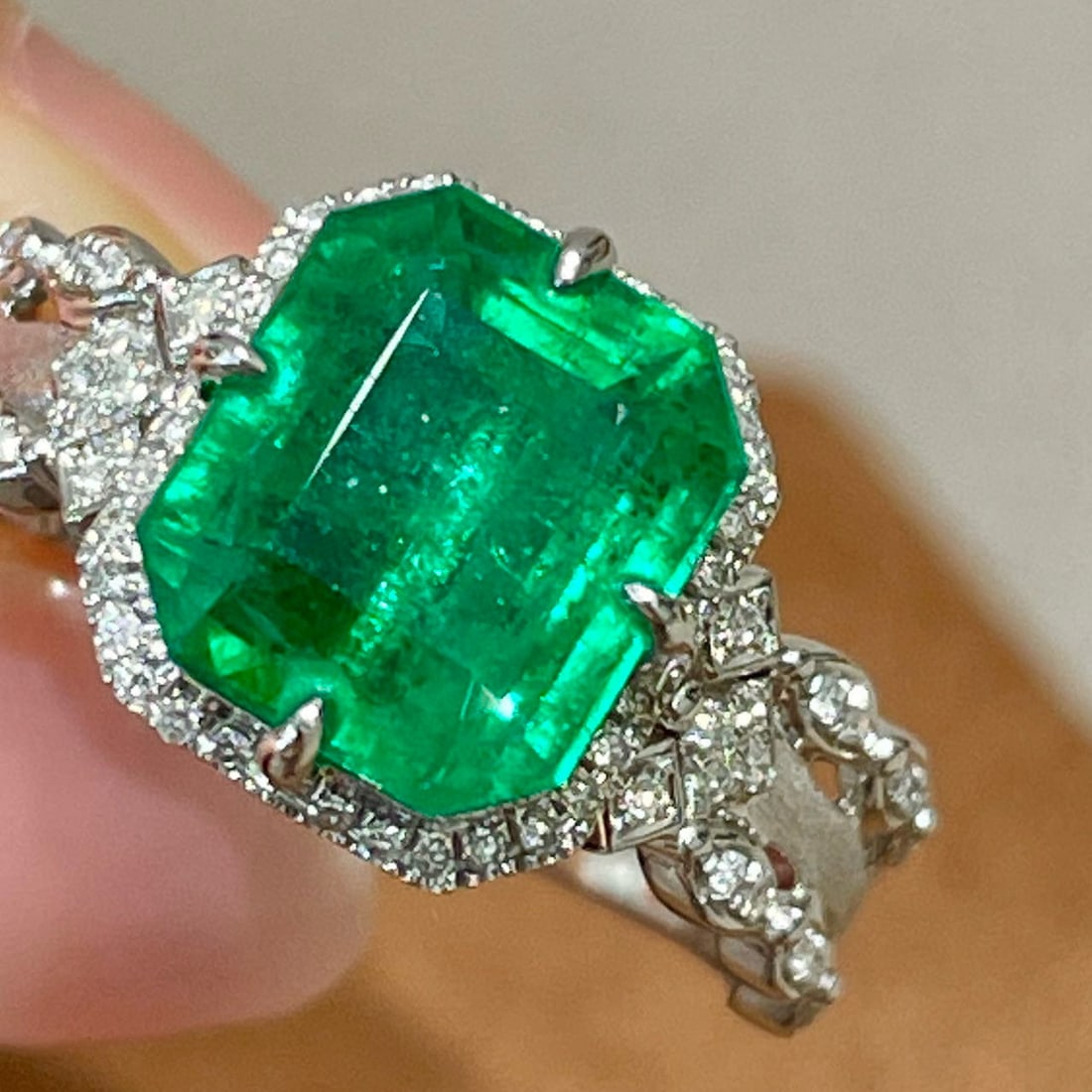 14k Gold 3.2 Ct Natural Emerald & Diamond Ring - 4