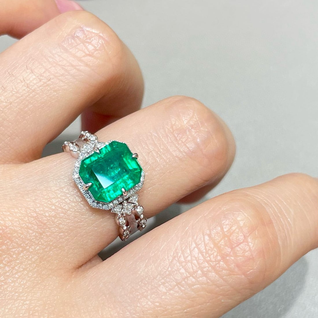 14k Gold 3.2 Ct Natural Emerald & Diamond Ring - 5