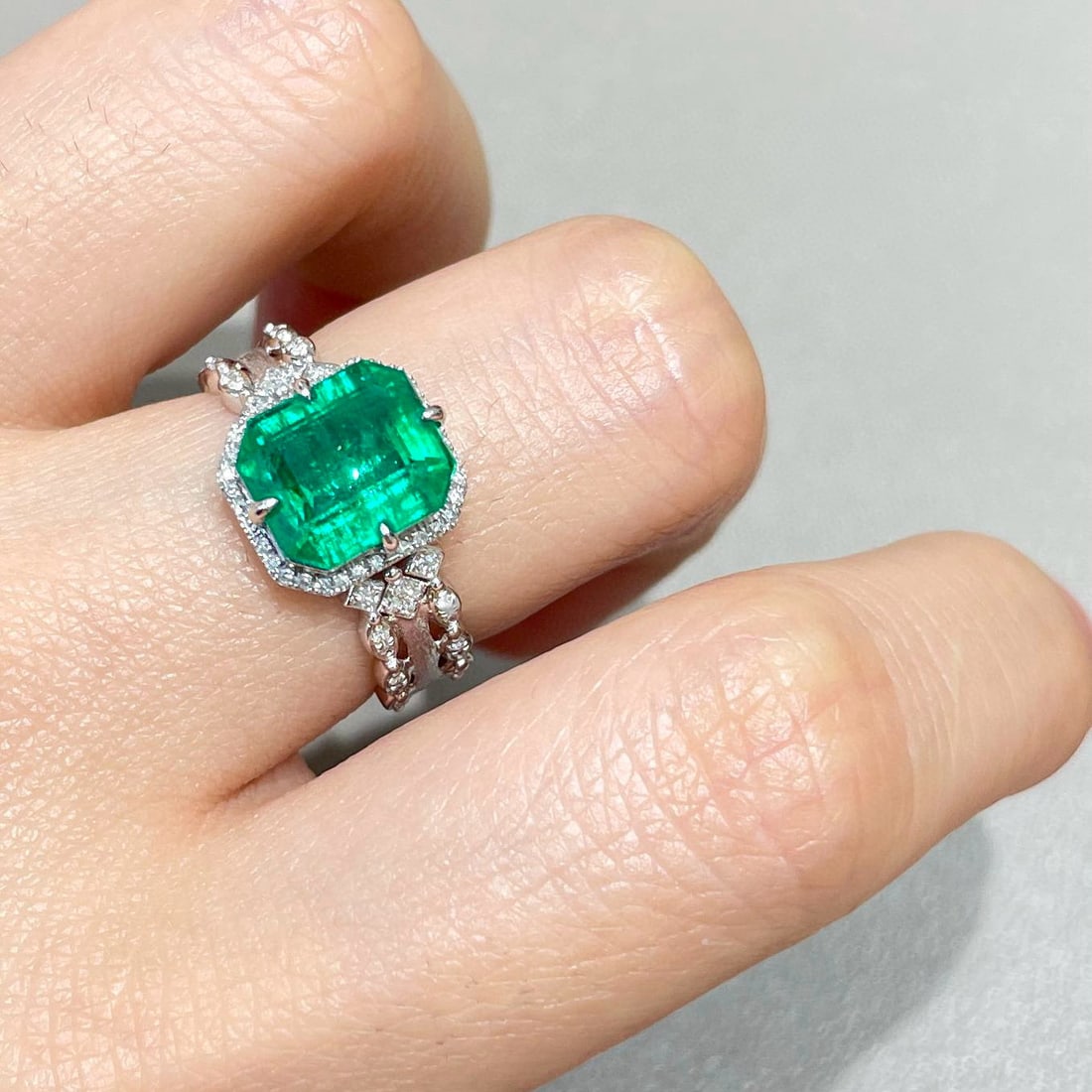 14k Gold 3.2 Ct Natural Emerald & Diamond Ring - 6