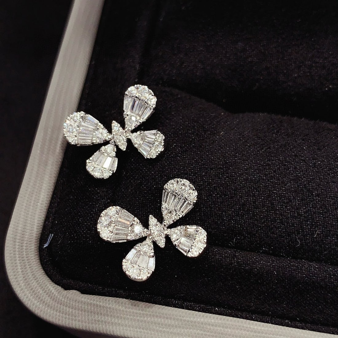 14k Gold 2 Ct Natural H Diamond Earrings: Ref:231052307 // gold content:14k gold // main gemstone:diamond // shape:multiply // carat weight:2ct // clarity grade:vs-si // color:h // treatment:natural // Condition: New Low Estimate: 3300.00