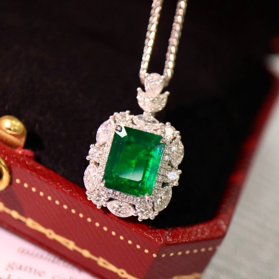 14k Gold 3.49 Ctw Vivid Green Natural Emerald & Diamond Pendant( Without Chain ): Ref:231052308 // gold content:14k gold // main gemstone:emerald // shape:octagonal // carat weight:2. 29ct // color:vivid green // treatment:natural // // adjacent gemstone 2 : diamond // shape:multip