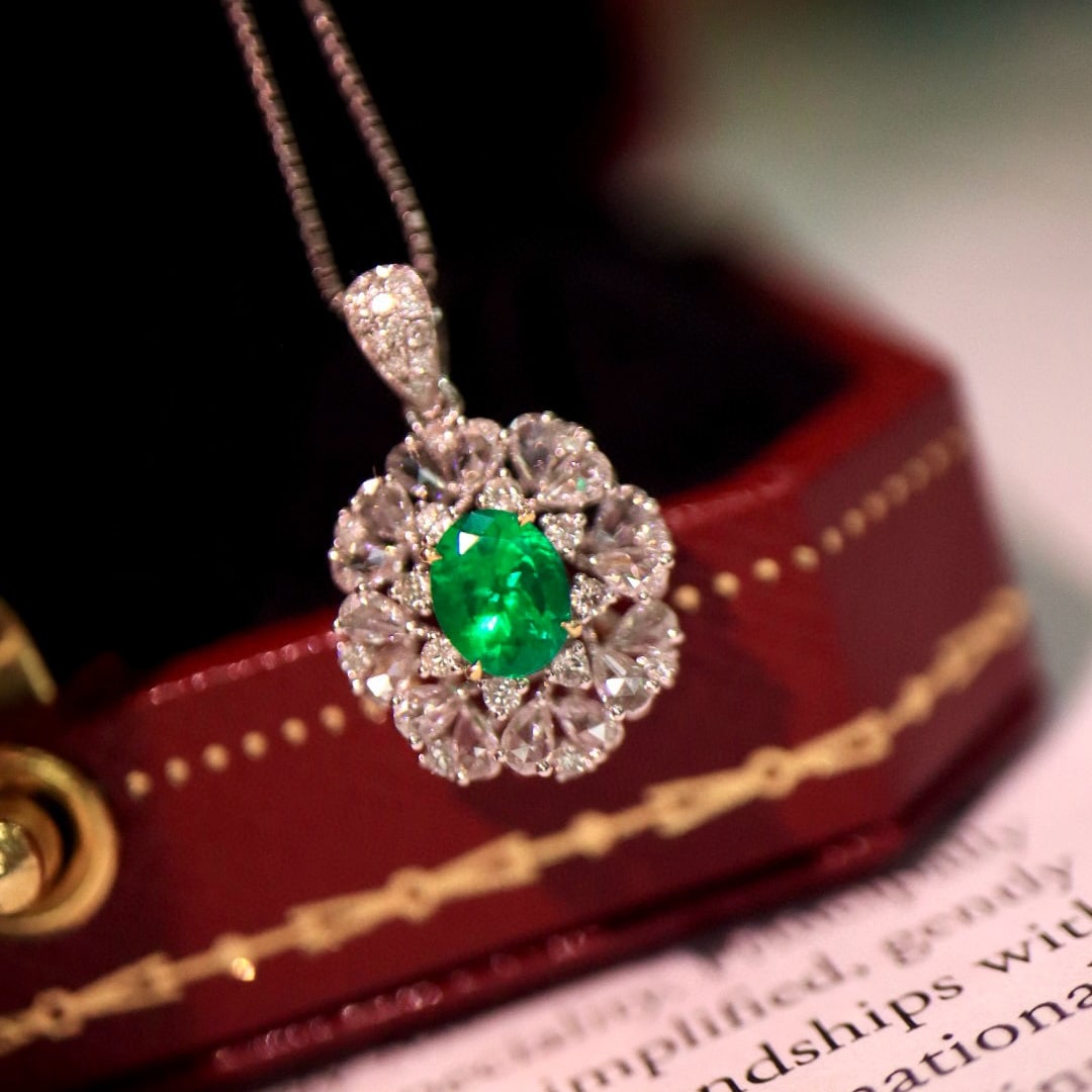 14k Gold 0.77 Ctw Vivid Green Natural Emerald & Diamond Pendant( Without Chain ): Ref:231052311 // gold content:14k gold // main gemstone:emerald // shape:oval // carat weight:0. 36ct // color:vivid green // treatment:natural // // adjacent gemstone 2 : diamond // shape:multiply //