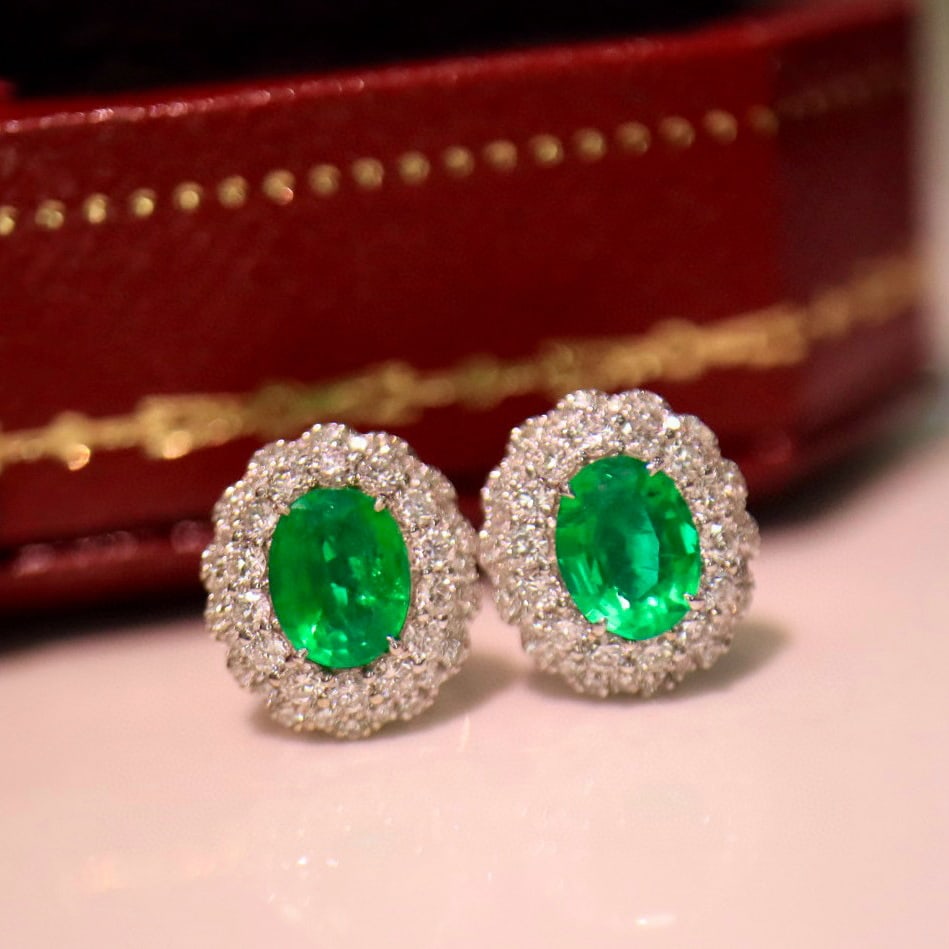 14k Gold 1.10 Ctw Vivid Green Natural Emerald & Diamond Earrings: Ref:231052315 // gold content:14k gold // main gemstone:emerald // shape:oval // carat weight:0. 65ct // color:vivid green // treatment:natural // // adjacent gemstone 2 : diamond // shape:round // ca