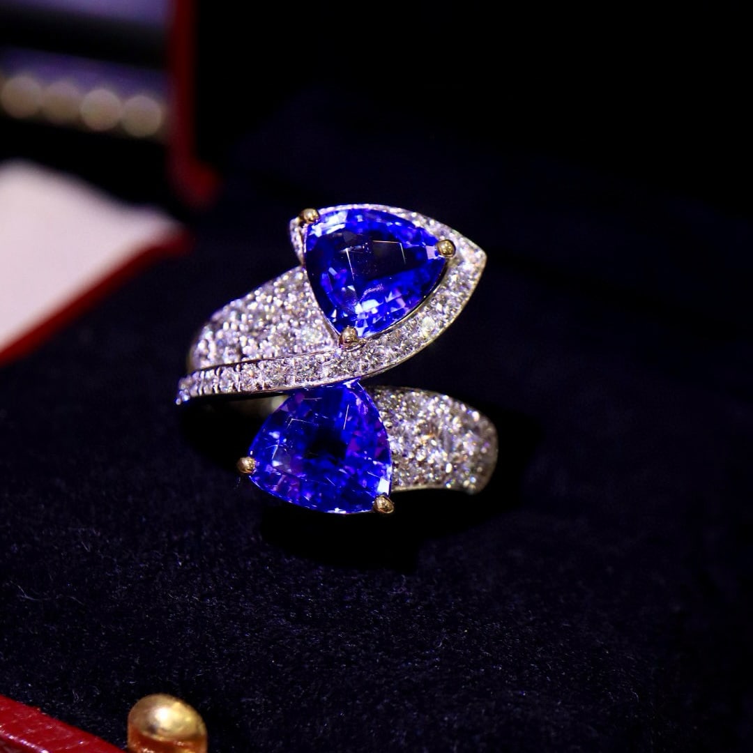 14k Gold 5.92 Ctw Natural Tanzanite & Diamond Ring: Ref:231052318 // gold content:14k gold // ring size:7. 25us // // main gemstone:tanzanite // shape:triangle // carat weight:4. 74ct // color:blue // treatment:natural // // adjacent gemstone 2 :