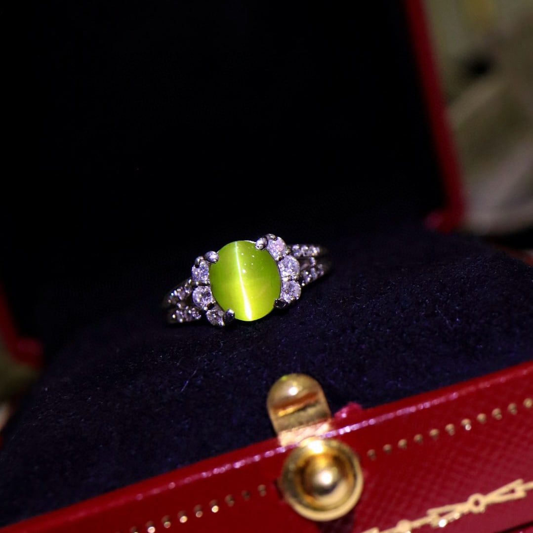 14k Gold 3.48 Ctw Natural Cat's?Eye Chrysoberyl & Diamond Ring: Ref:231052319 // gold content:14k gold // ring size:7. 25us // // main gemstone:cat's? Eye chrysoberyl // shape:oval // carat weight:3. 17ct // color:yellowish green // treatment:natural // //