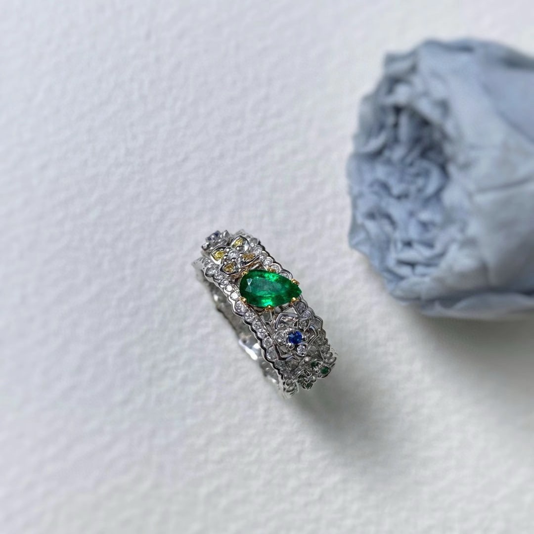 14k Gold 1.0 Ctw Vivid Green Natural Emerald & Diamond Ring: Ref:231052322 // gold content:14k gold // ring size:7. 25us // // main gemstone:emerald // shape:pear // carat weight:0. 4ct // color:vivid green // treatment:natural // // adjacent gemstone 2 :