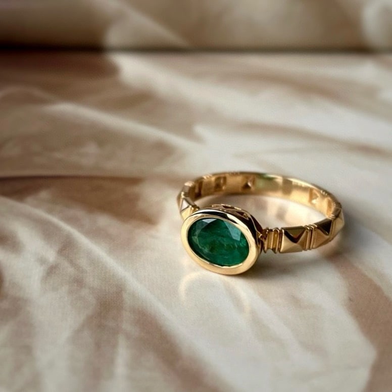 14k Gold 0.9 Ct Natural Emerald Ring - 2