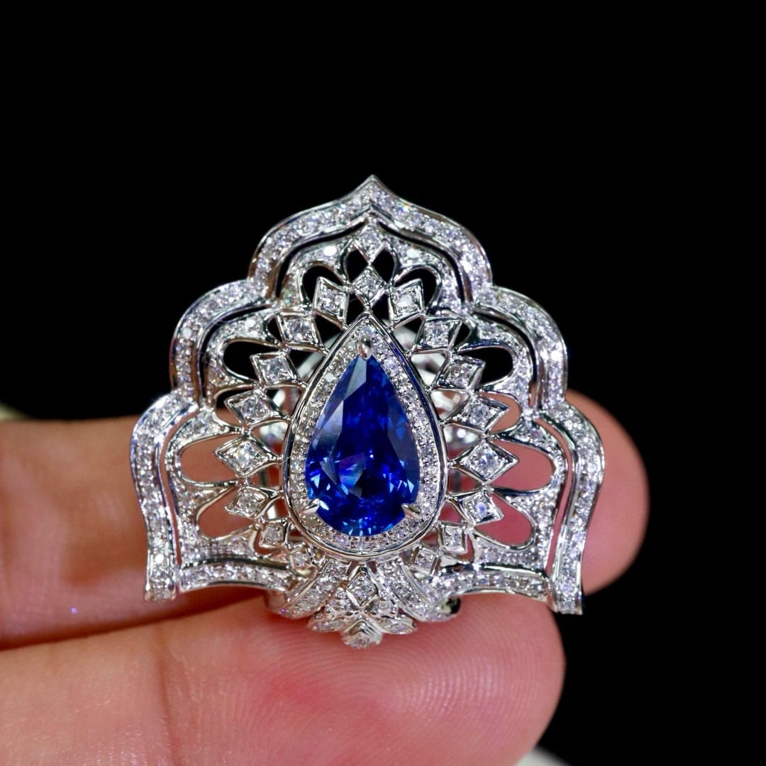 14k Gold 2.12 Ctw Vivid Blue Natural Sapphire & Diamond Brooch: Ref:231052325 // gold content:14k gold // main gemstone:sapphire // shape:pear // carat weight:1. 60ct // color:vivid blue // treatment:natural // // adjacent gemstone 2 : diamond // shape:round //