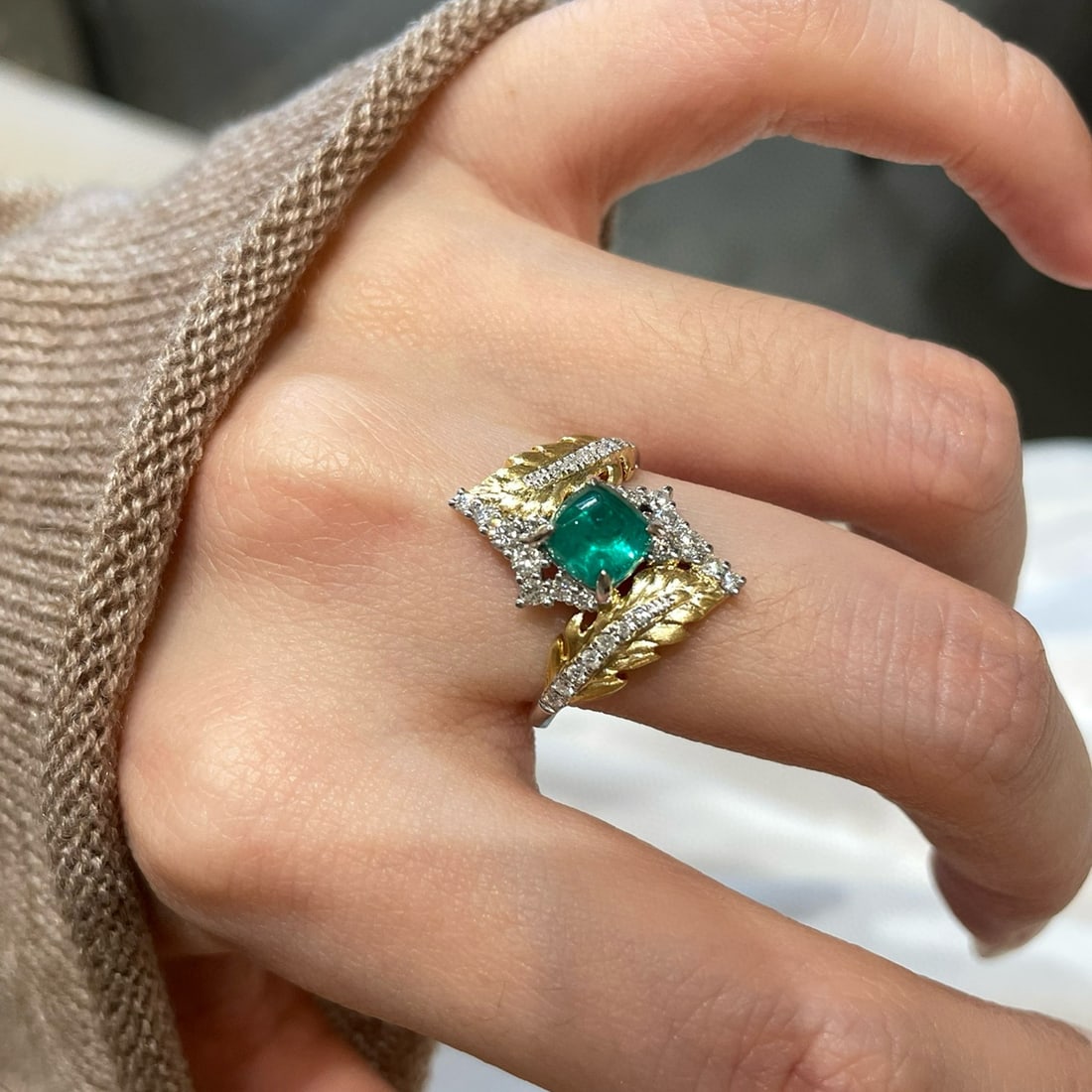 14k Gold 1.1 Ct Natural Emerald & Diamond Ring: Ref:231052337 // gold content:14k gold // ring size:7. 25us // // main gemstone:emerald // shape:suger-loaf // carat weight:1. 1ct // color:green // treatment:natural // // adjacent gemstone 2 : diamo