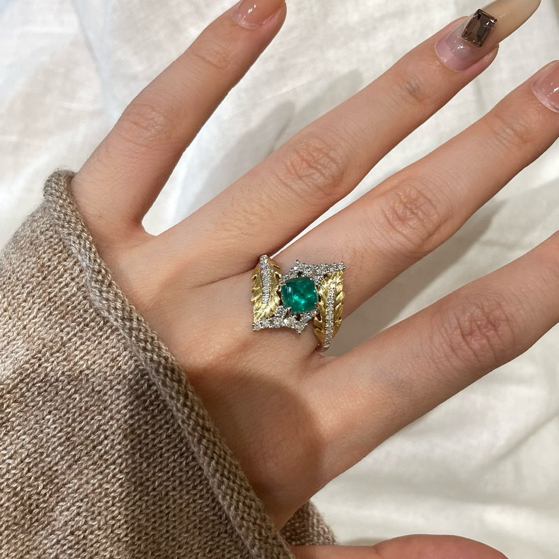 14k Gold 1.1 Ct Natural Emerald & Diamond Ring - 6