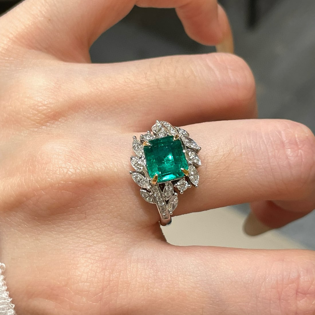 14k Gold 2.23 Ct Natural Emerald & Diamond Ring: Ref:231052339 // gold content:14k gold // ring size:7. 25us // // main gemstone:emerald // shape:octagonal // carat weight:2. 23ct // color:green // treatment:natural // // adjacent gemstone 2 : diamo
