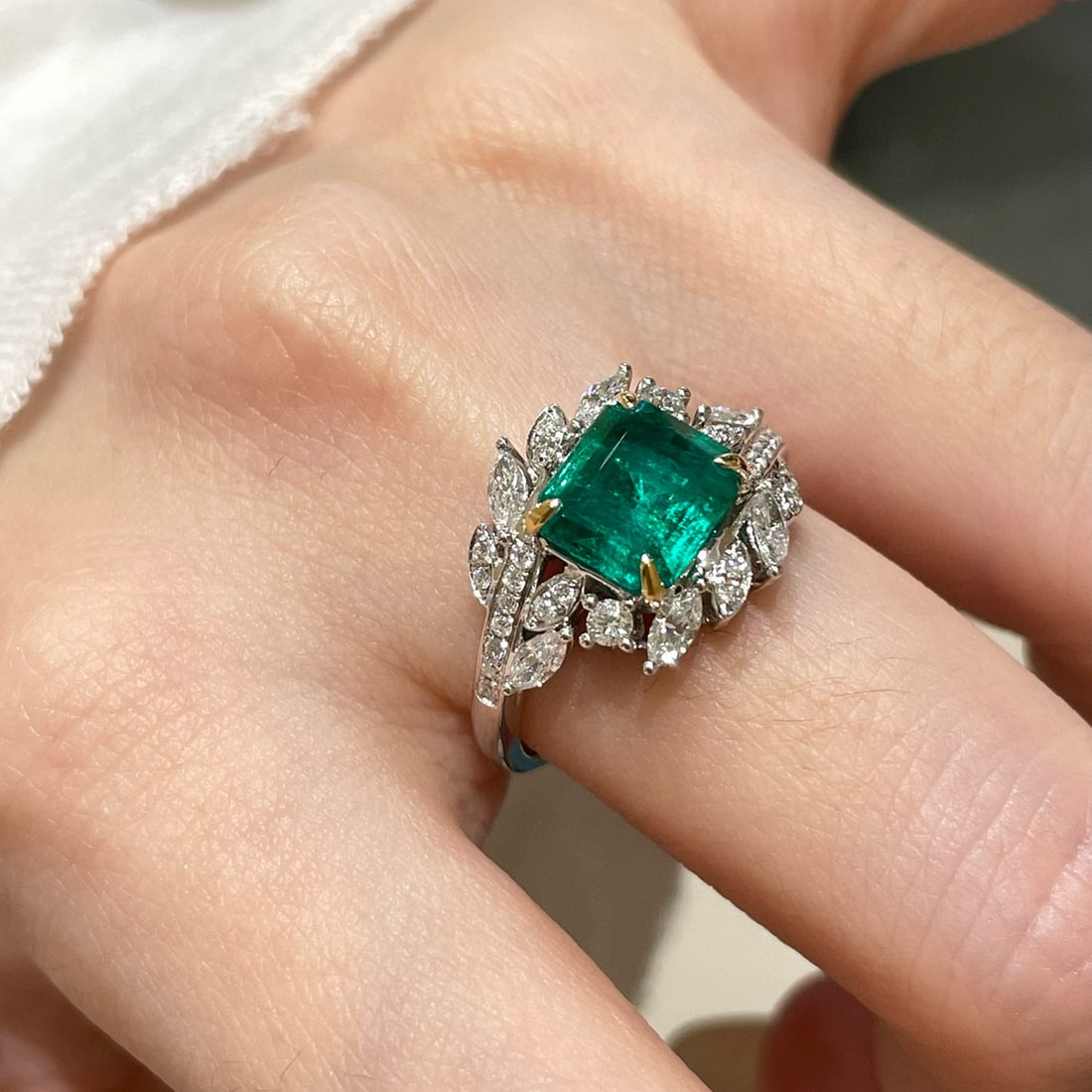14k Gold 2.23 Ct Natural Emerald & Diamond Ring - 2