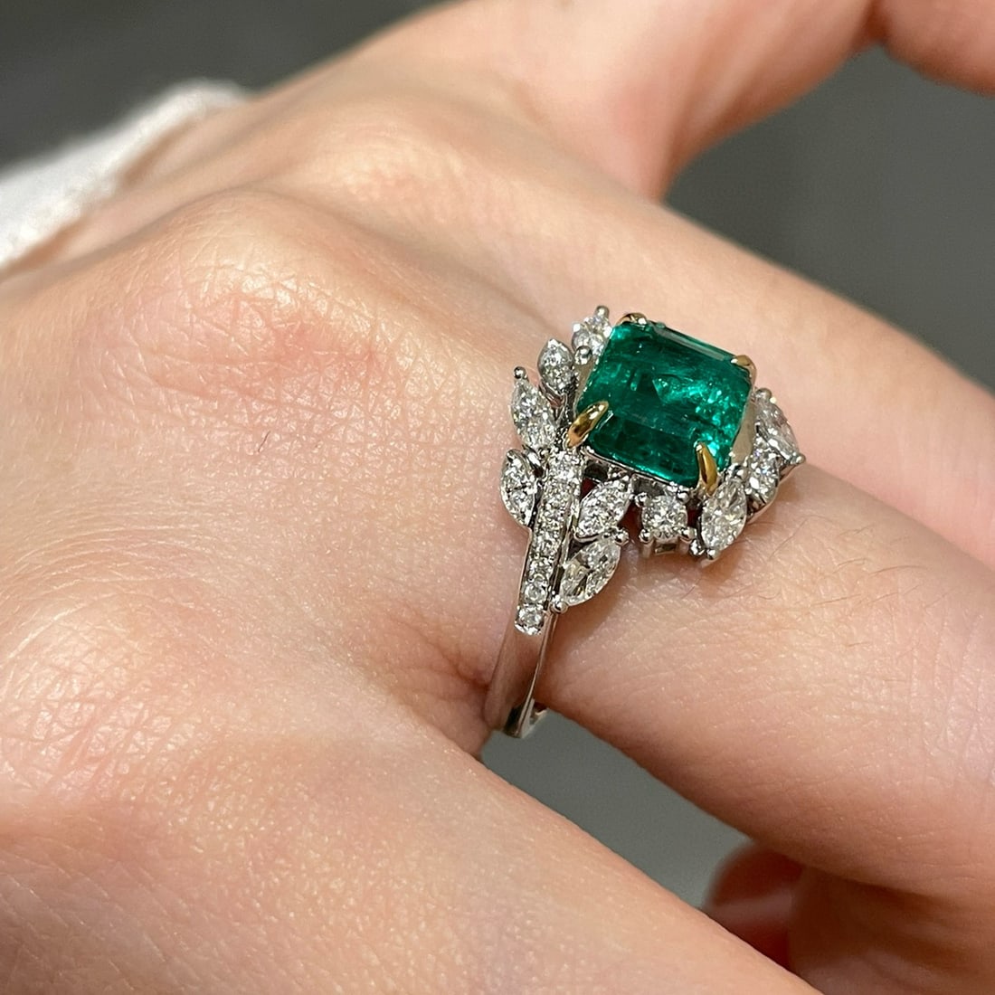 14k Gold 2.23 Ct Natural Emerald & Diamond Ring - 4