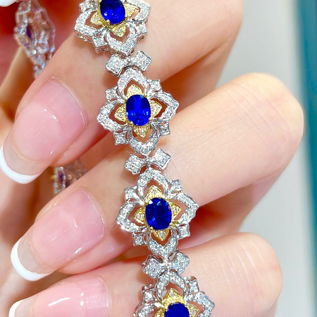 14k Gold 4.35 Ct Natural Sapphire & Diamond Bracelet: Ref:231052347 // gold content:14k gold // main gemstone:sapphire // shape:oval // carat weight:4. 35ct // color:royal blue // treatment:natural // // adjacent gemstone 2 : diamond // shape:round // cl