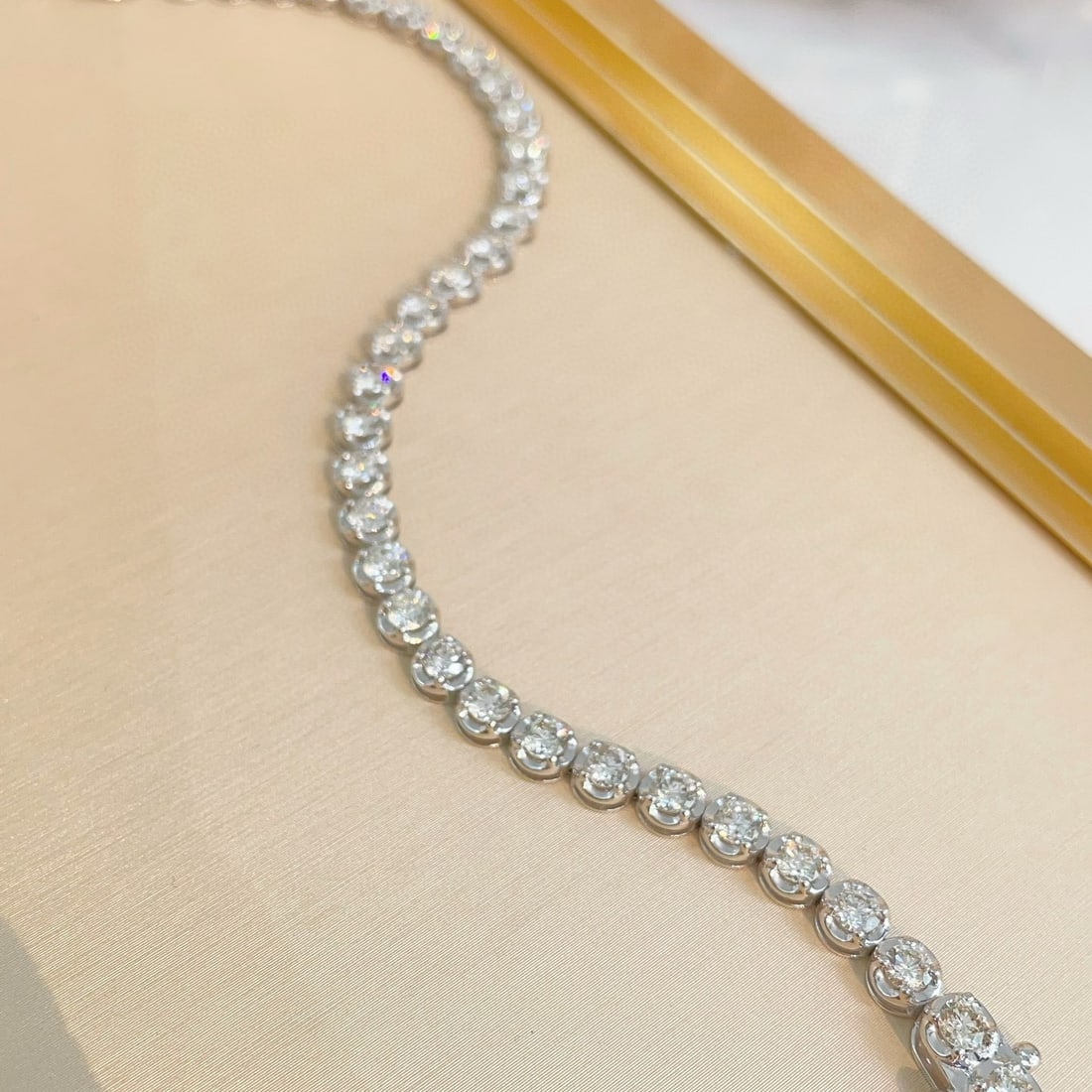 14k Gold 5 Ct Natural H Diamond Bracelet: Ref:231052356 // gold content:14k gold // main gemstone:diamond // shape:round // carat weight:5ct // clarity grade:vs-si // color:h // treatment:natural // cut grade:g // Condition: New Low Estimate: