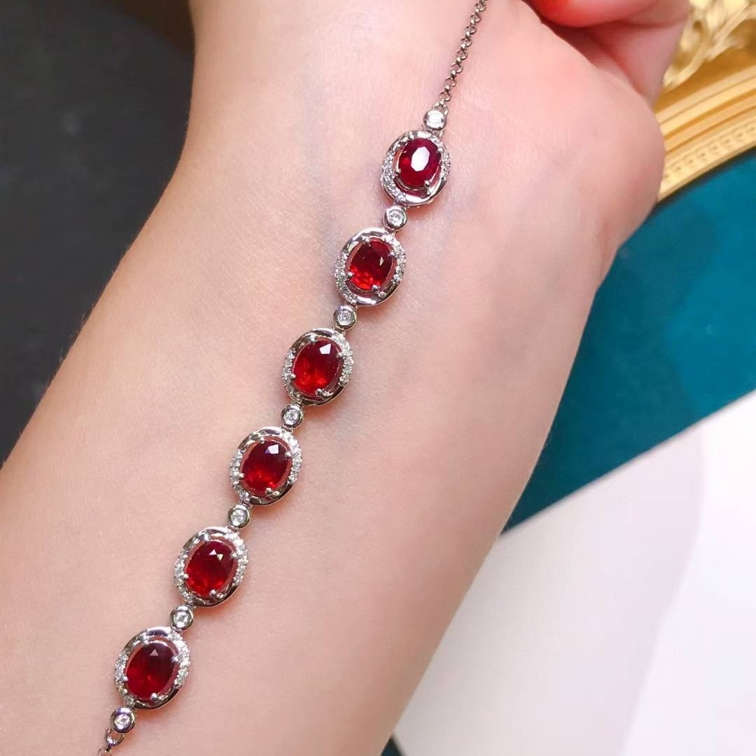 14k Gold 4.32 Ctw Natural Ruby & Diamond Bracelet: Ref:231052363 // gold content:14k gold // main gemstone:ruby // shape:oval // carat weight:4ct // color:pigeonblood red // treatment:natural // // adjacent gemstone 2 : diamond // shape:round // carat