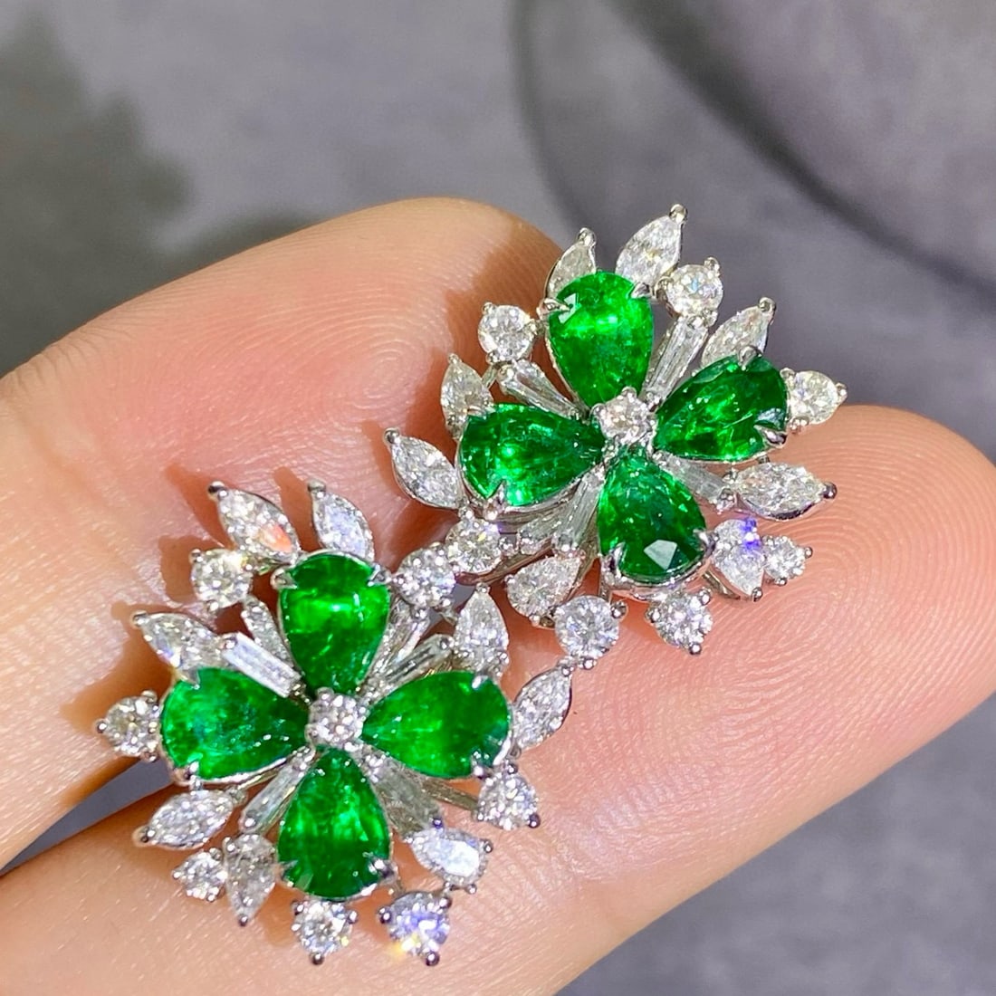 14k Gold 4.10 Ctw Vivid Green Natural Emerald & Diamond Earrings: Ref:231052370 // gold content:14k gold // main gemstone:emerald // shape:pear // carat weight:2. 63ct // color:vivid green // treatment:natural // // adjacent gemstone 2 : diamond // shape:multiply //