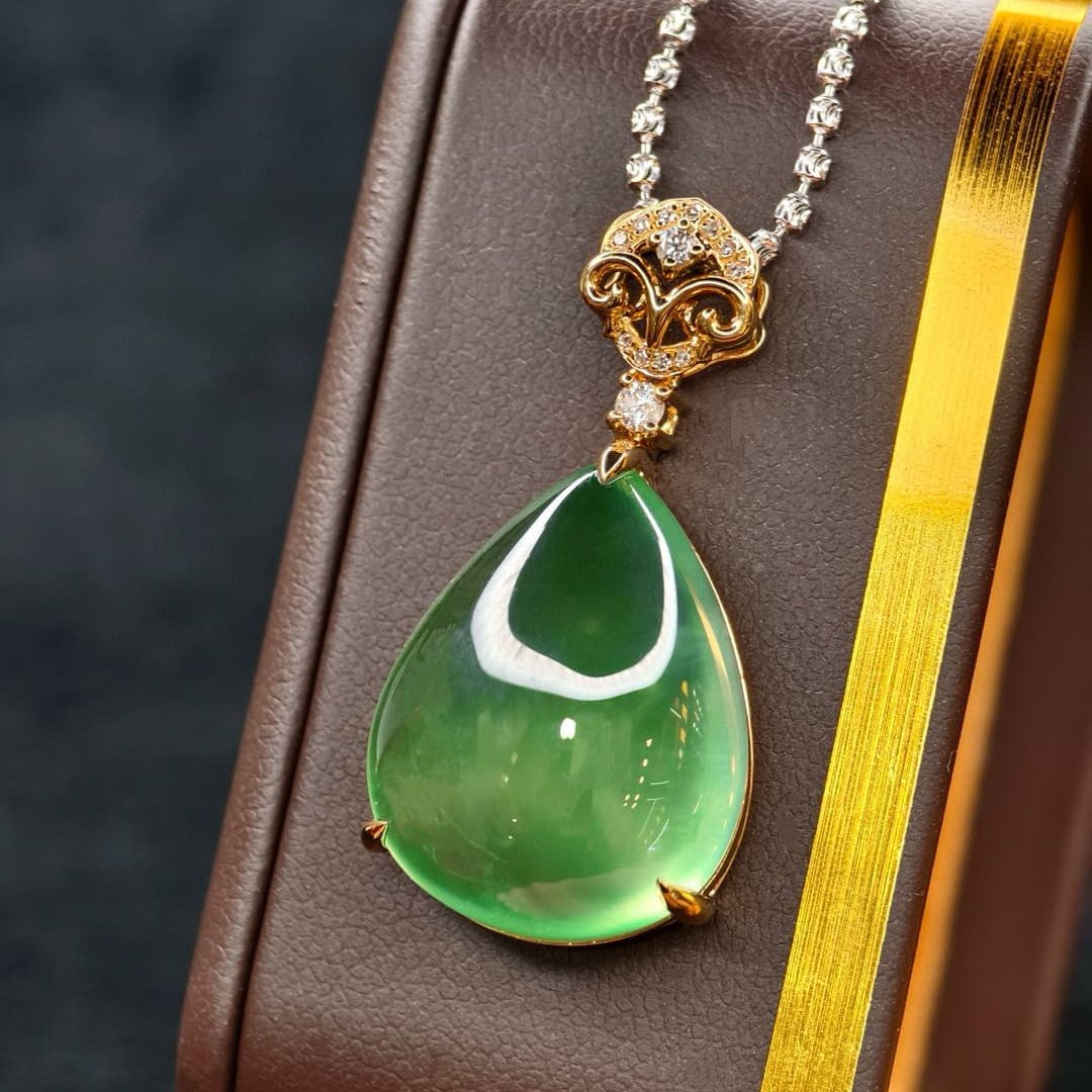 14k Gold 22.71 Ctw Natural Prehnite & Diamond Pendant( Without Chain ): Ref:231052390 // gold content:14k gold // main gemstone:prehnite // shape:pear // carat weight:22. 60ct // color:green // treatment:natural // // adjacent gemstone 2 : diamond // shape:round // carat