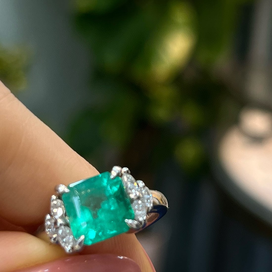 14k Gold 2.74 Ctw Natural Emerald & Diamond Ring: Ref:231052396 // gold content:14k gold // ring size:7. 25us // // main gemstone:emerald // shape:octagonal // carat weight:2. 48ct // color:green // treatment:natural // // adjacent gemstone 2 :