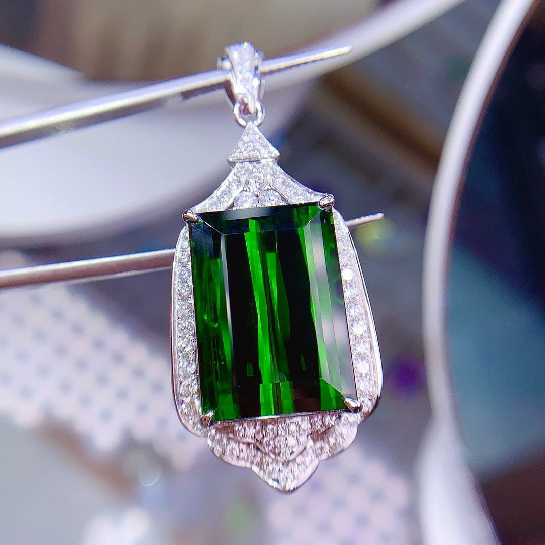 14k Gold 24.55 Ctw Natural Tourmaline & Diamond Pendant( Without Chain ): Ref:231052414 // gold content:14k gold // main gemstone:tourmaline // shape:octagonal // carat weight:23. 56ct // color:green // treatment:natural // // adjacent gemstone 2 : diamond // shape:round