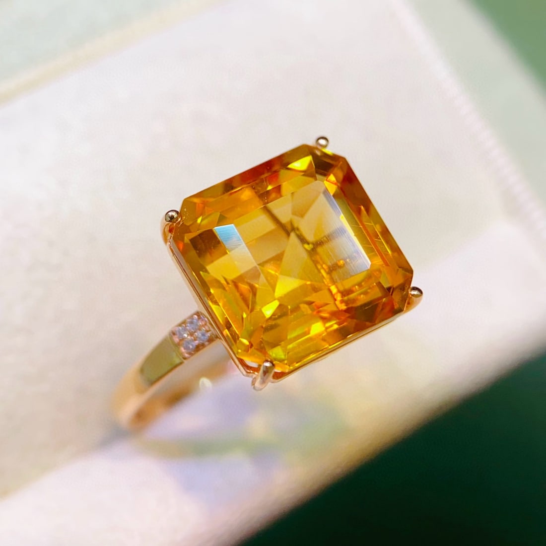 14k Gold 8.47 Ctw Natural Citrine & Diamond Ring: Ref:231052420 // gold content:14k gold // ring size:7. 25us // // main gemstone:citrine // shape:octagonal // carat weight:8. 45ct // color:yellow // treatment:natural // // adjacent gemstone 2 : diam