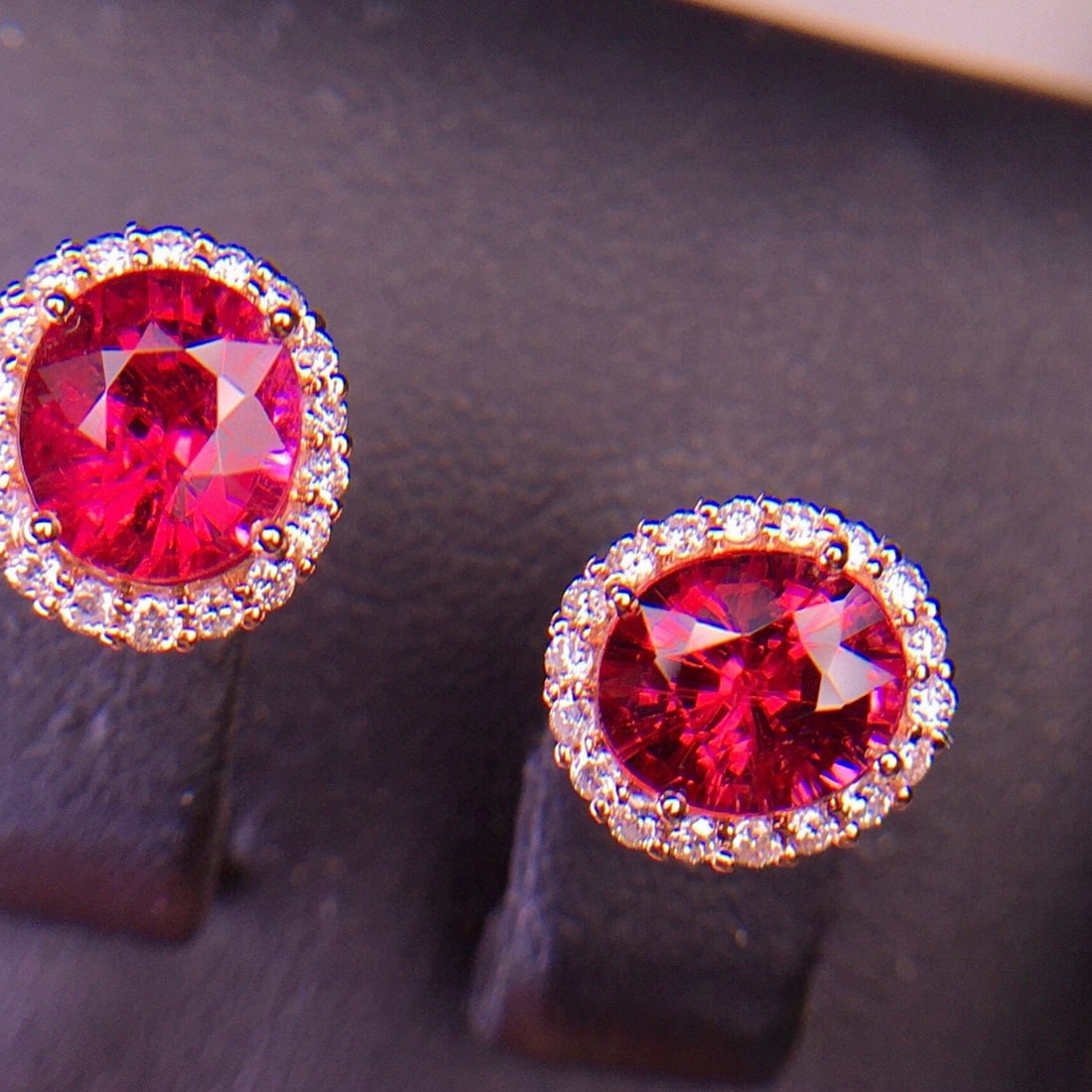 14k Gold 2.98 Ct Natural Tourmaline & Diamond Earrings: Ref:231052445 // gold content:14k gold // main gemstone:tourmaline // shape:oval // carat weight:2. 98ct // color:red // treatment:natural // // adjacent gemstone 2 : diamond // shape:round //
