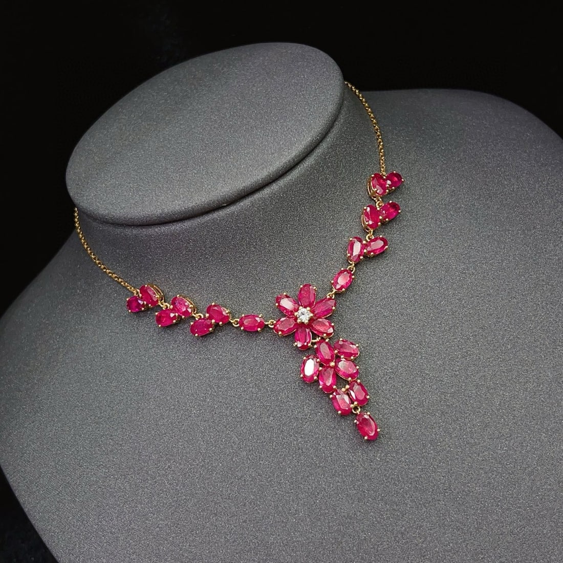 14k Gold 8.15 Ct Natural Ruby & Sapphire Necklace: Ref:231053005 // gold content:14k gold // main gemstone:ruby // shape:oval // carat weight:8. 15ct // color:red // treatment:natural // // adjacent gemstone 2 : sapphire // number of stones:1 //