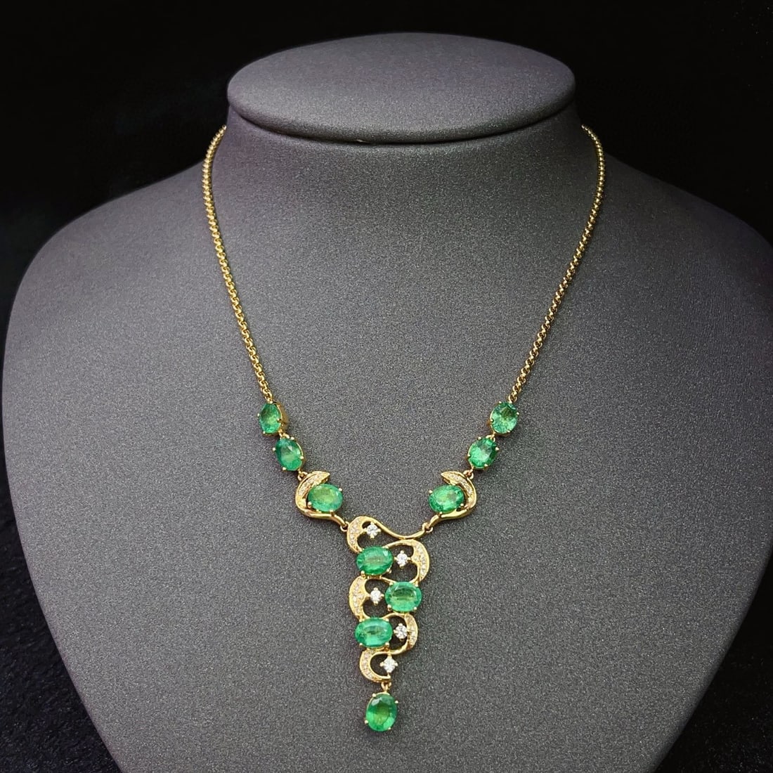 14k Gold 4.5 Ct Natural Emerald & Diamond & Sapphire Necklace: Ref:231053021 // gold content:14k gold // main gemstone:emerald // shape:oval // carat weight:4. 5ct // color:green // treatment:natural // // adjacent gemstone 2 : diamond // number of stones:43 //