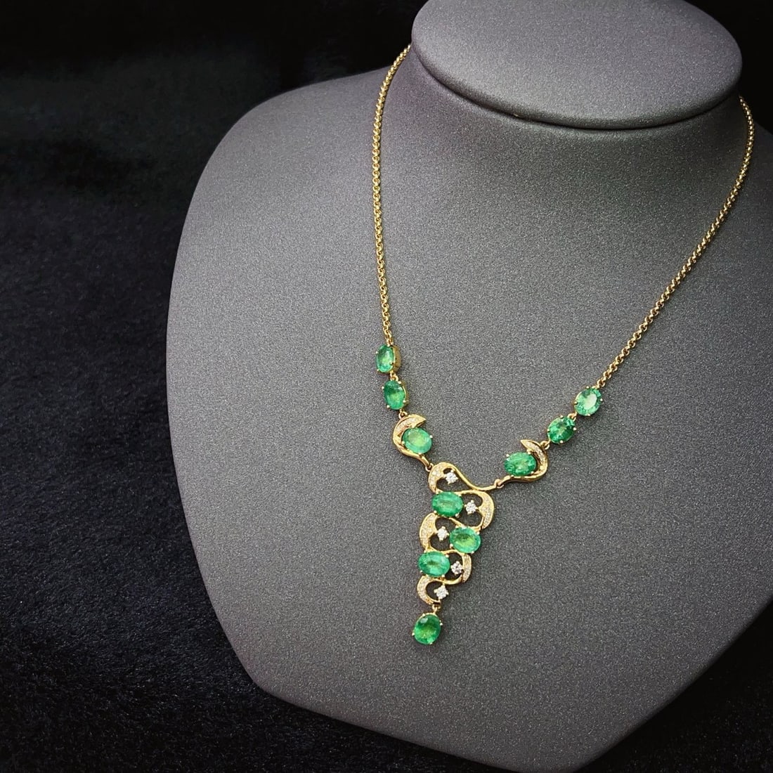 14k Gold 4.5 Ct Natural Emerald & Diamond & Sapphire Necklace - 2