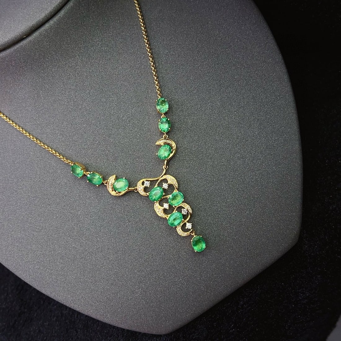 14k Gold 4.5 Ct Natural Emerald & Diamond & Sapphire Necklace - 5