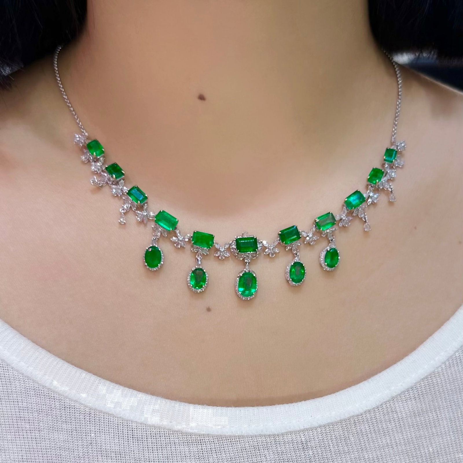 14k Gold 13.25 Ct Natural Emerald & Diamond & Sapphire Necklace - 2