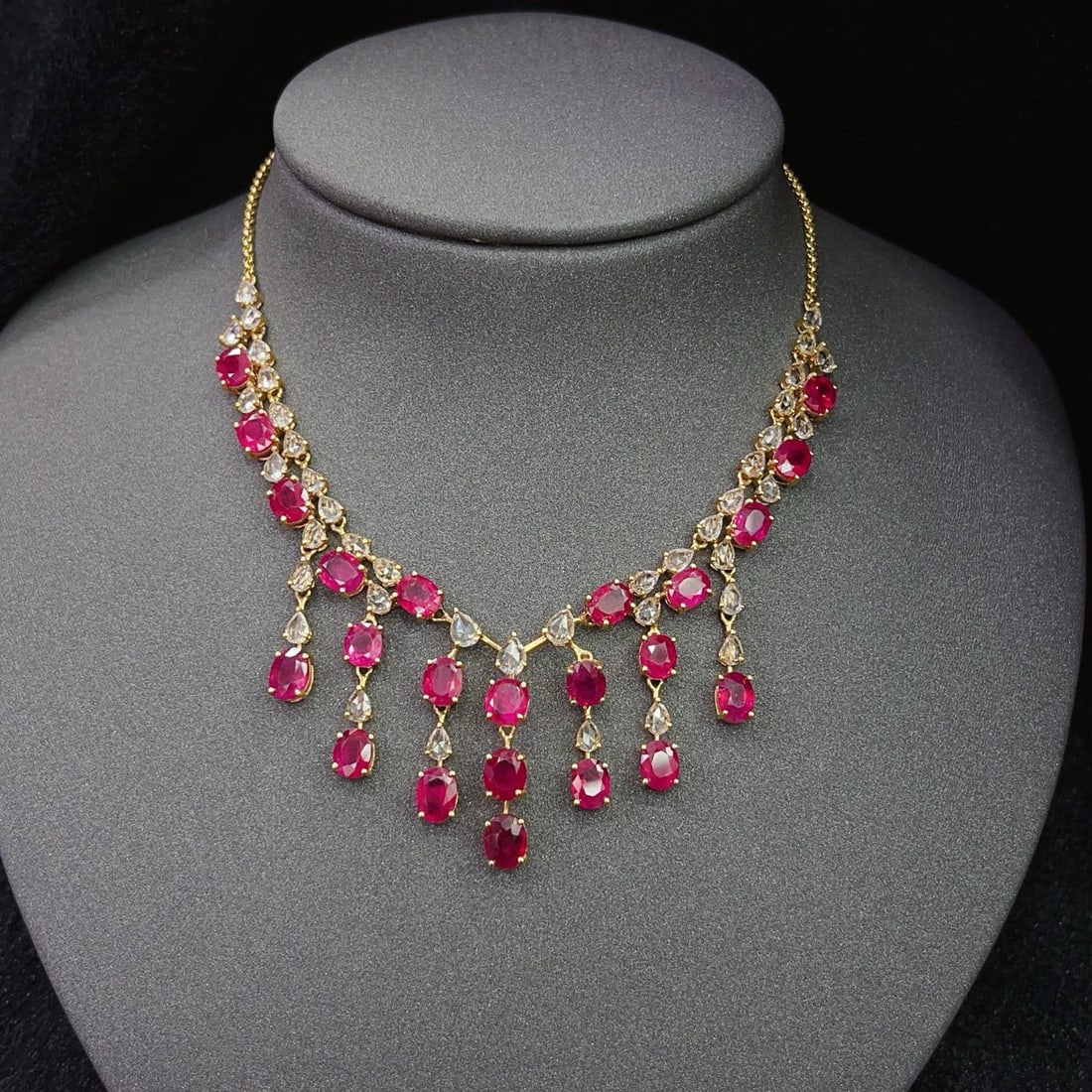 14k Gold 13.5 Ct Natural Ruby & Sapphire Necklace: Ref:231053030 // gold content:14k gold // main gemstone:ruby // shape:oval // carat weight:13. 5ct // color:red // treatment:natural // // adjacent gemstone 2 : sapphire // number of stones:41 //