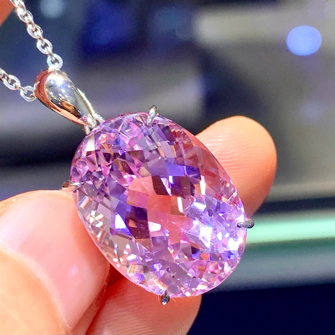 14k Gold 19.56 Ct Natural Kunzite Pendant( Without Chain ): Ref:231053052 // gold content:14k gold // main gemstone:kunzite // shape:oval // carat weight:19. 56ct // color:purple // treatment:natural // High Estimate: 4300 Condition: New Low Estimate: 2900