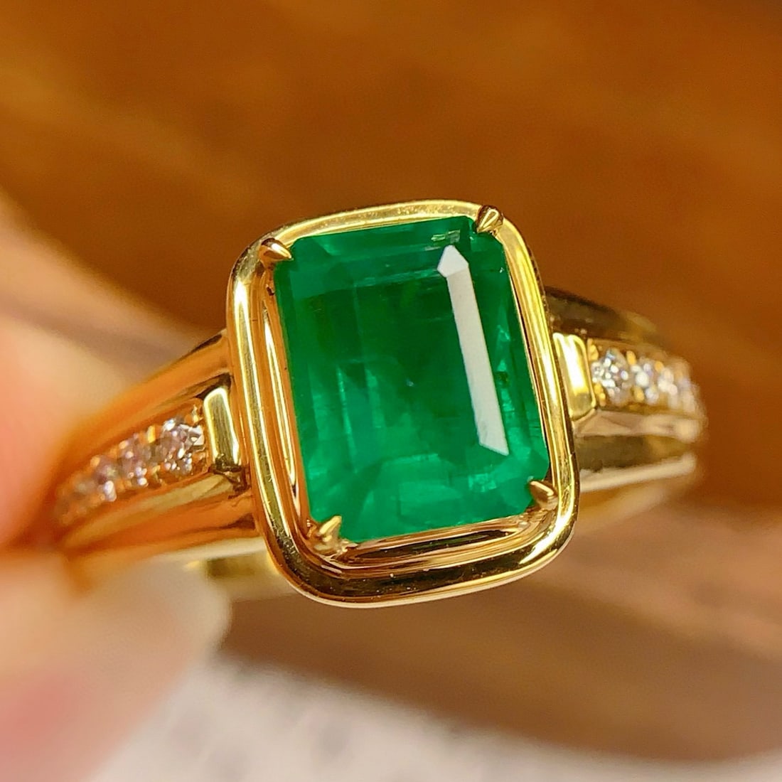 14k Gold 2 Ct Natural Emerald & Diamond Ring: Ref:231053066 // gold content:14k gold // ring size:7. 25us // // main gemstone:emerald // shape:octagonal // carat weight:2ct // color:green // treatment:natural // // adjacent gemstone 2 : diamond