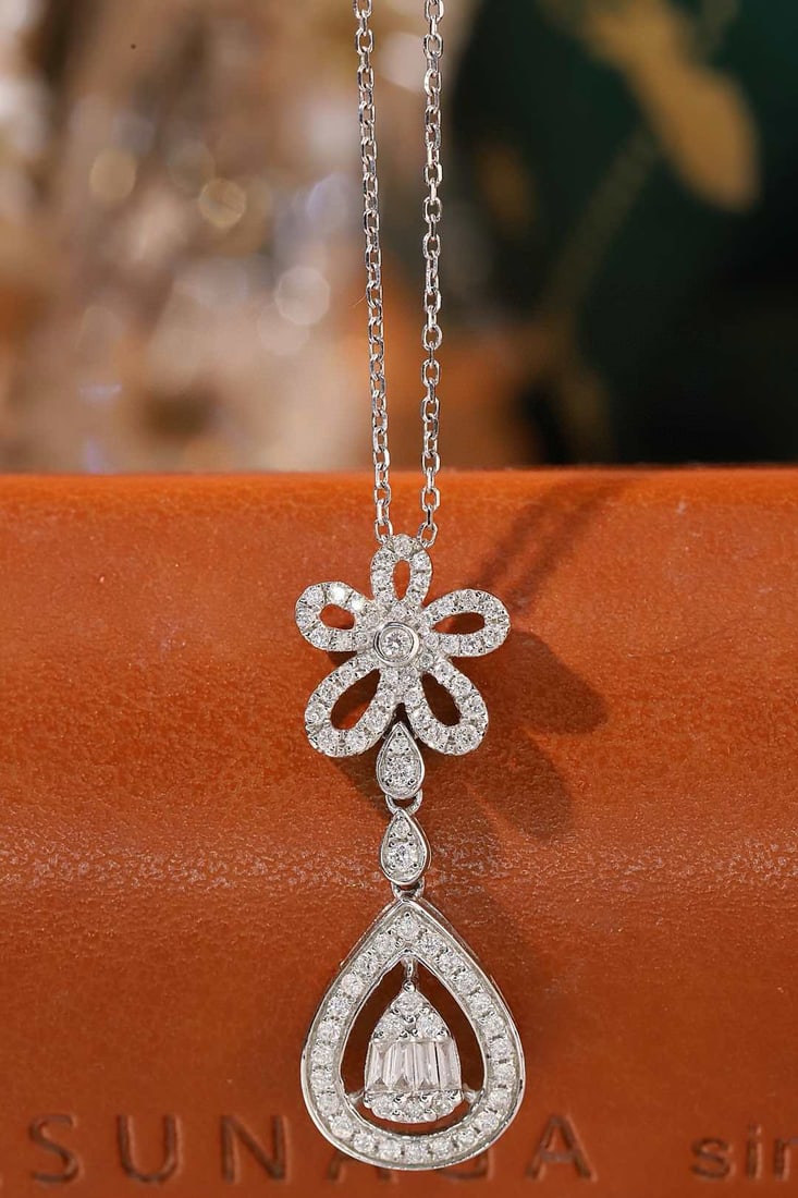 14k Gold 0.45 Ct Natural H Diamond Necklace: Ref:231053080 // gold content:14k gold // main gemstone:diamond // shape:multiply // carat weight:0. 45ct // clarity grade:vs-si // color:h // treatment:natural // High Estimate: 3100 Low Estimate: