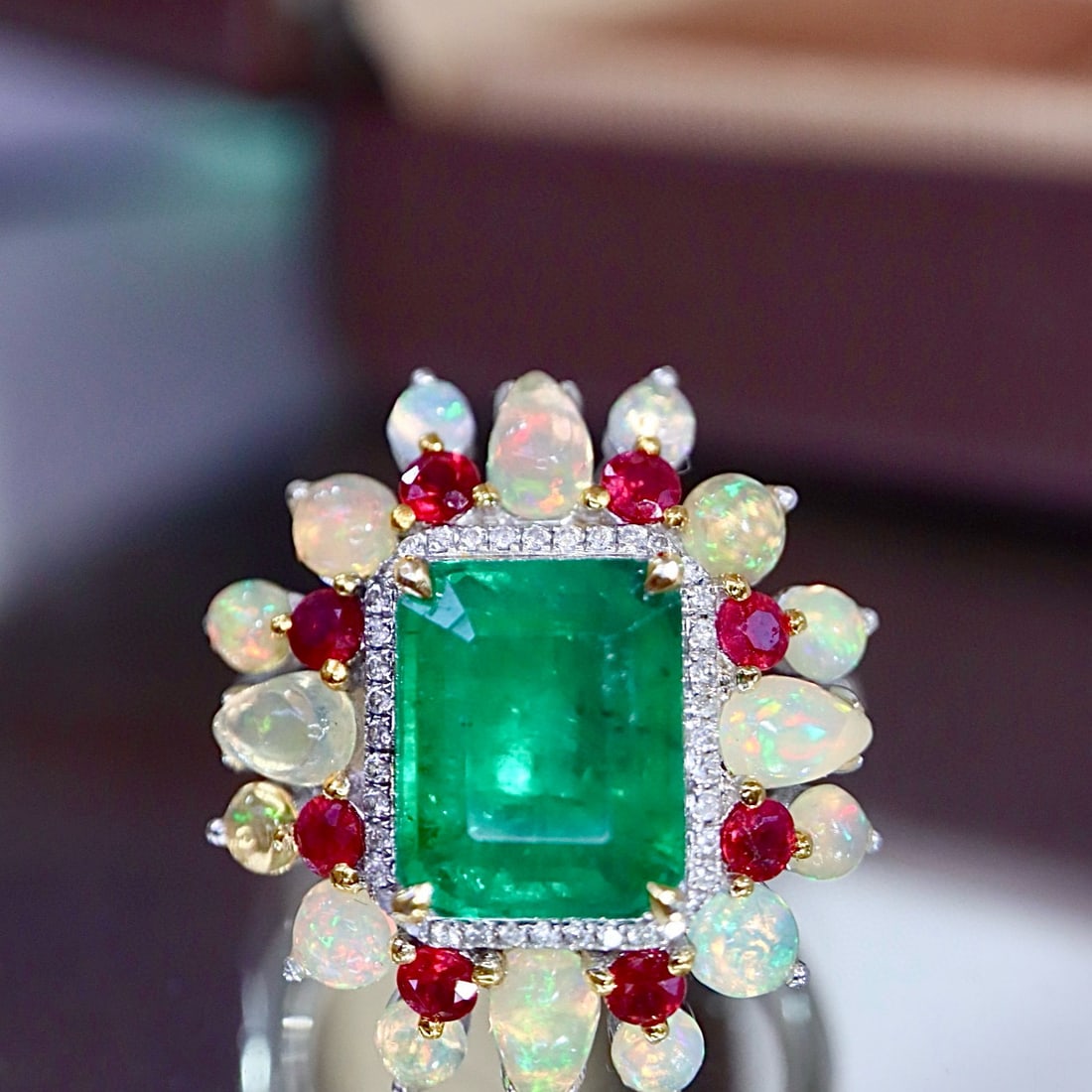 14k Gold 2.73 Ctw Natural Emerald & Diamond Ring: Ref:231053093 // gold content:14k gold // ring size:7. 25us // // main gemstone:emerald // shape:octagonal // carat weight:2. 44ct // color:green // treatment:natural // // adjacent gemstone 2 : diamo