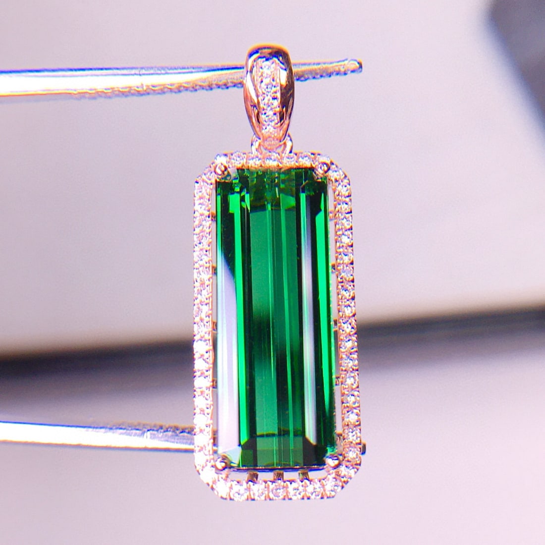 14k Gold 5.81 Ct Natural Tourmaline & Diamond Pendant( Without Chain ): Ref:231053109 // gold content:14k gold // main gemstone:tourmaline // shape:octagonal // carat weight:5. 81ct // color:green // treatment:natural // // adjacent gemstone 2 : diamond // shape:round //
