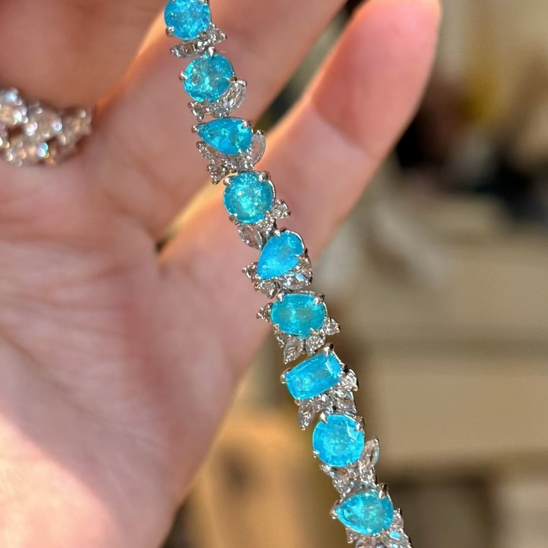 14k Gold 4.5 Ct Natural Paraiba Tourmaline & Diamond Bracelet: Ref:231053111 // gold content:14k gold // main gemstone:paraiba tourmaline // shape:multiply // carat weight:4. 5ct // color:neon blue // treatment:natural // // adjacent gemstone 2 : diamond //