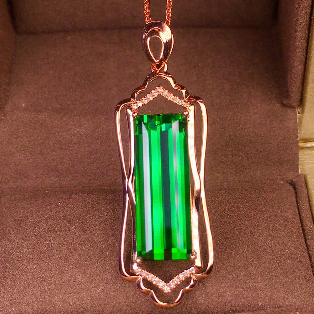 14k Gold 7.6 Ct Natural Tourmaline & Diamond Pendant( Without Chain ): Ref:231053118 // gold content:14k gold // main gemstone:tourmaline // shape:octagonal // carat weight:7. 6ct // color:green // treatment:natural // // adjacent gemstone 2 : diamond // shape:round //