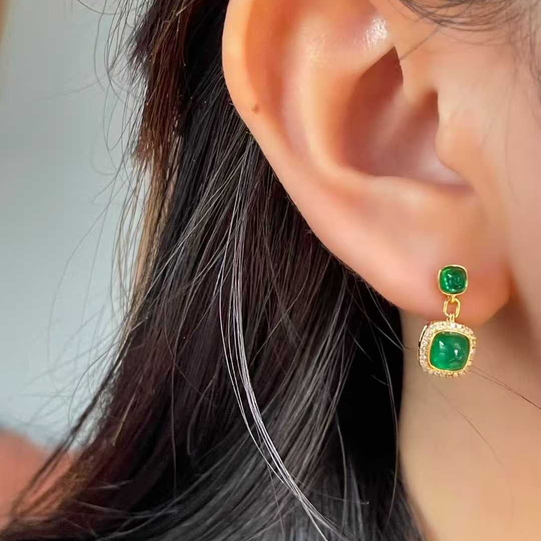 14k Gold 1.65 Ct Natural Emerald & Diamond Earrings: Ref:231053134 // gold content:14k gold // main gemstone:emerald // number of stones:4 // shape:sugar-loaf // carat weight:1. 65ct // color:green // treatment:natural // // adjacent gemstone 2 : diamon
