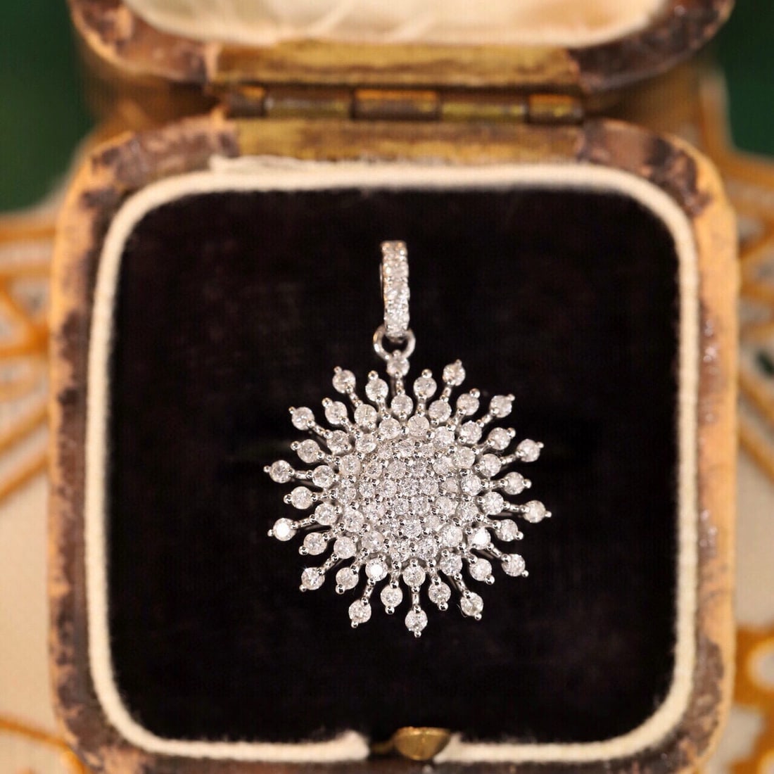 14k Gold 0.6 Ct Natural H Diamond Pendant( Without Chain ): Ref:231053138 // gold content:14k gold // main gemstone:diamond // shape:round // carat weight:0. 6ct // clarity grade:vs-si // color:h // treatment:natural // cut grade:g // High Estimate: 3300 Condi