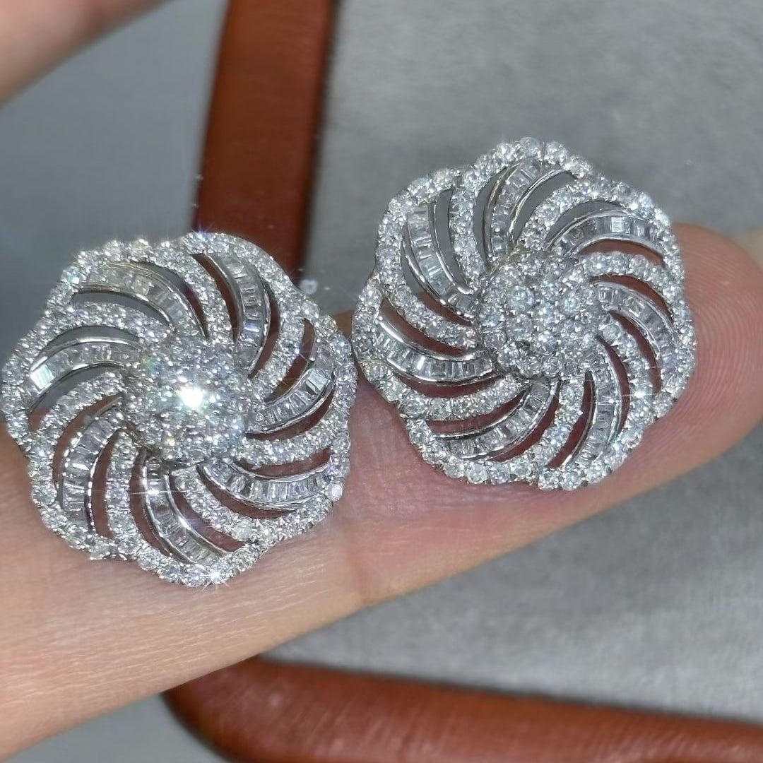 14k Gold 1.5 Ct Natural H Diamond Earrings: Ref:231053145 // gold content:14k gold // main gemstone:diamond // shape:multiply // carat weight:1. 5ct // clarity grade:vs-si // color:h // treatment:natural // Low Estimate: 3300 High Estimate: