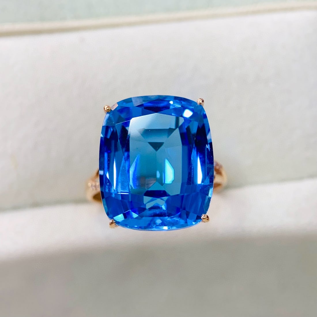 14k Gold 17.88 Ctw Natural Topaz & Diamond Ring: Ref:231053148 // gold content:14k gold // ring size:7. 25us // // main gemstone:topaz // shape:cushion // carat weight:17. 85ct // color:blue // treatment:natural // // adjacent gemstone 2 : diamond