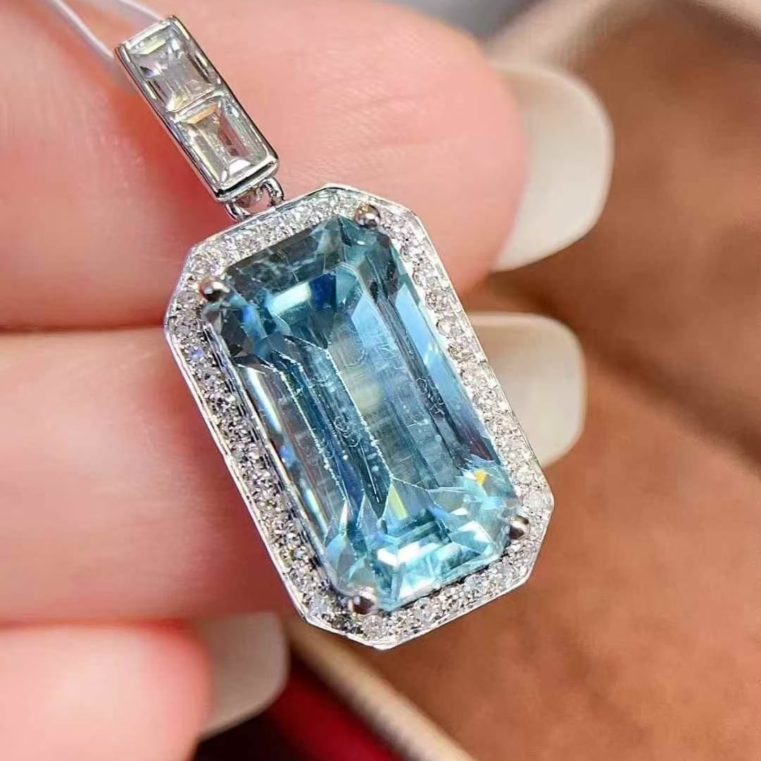 14k Gold 5.17 Ctw Natural Aquamarine & Diamond Pendant( Without Chain ): Ref:231053151 // gold content:14k gold // main gemstone:aquamarine // shape:octagonal // carat weight:5ct // color:santa maria color // treatment:natural // // adjacent gemstone 2 : diamond //