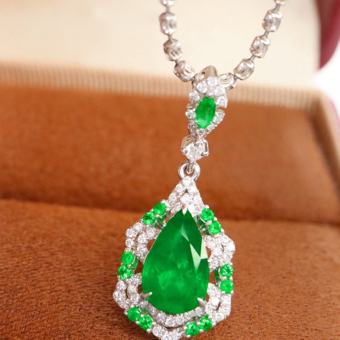 14k Gold 1.66 Ctw Vivid Green Natural Emerald & Diamond Pendant( Without Chain ): Ref:231053175 // gold content:14k gold // main gemstone:emerald // shape:pear // carat weight:1. 38ct // color:vivid green // treatment:natural // // adjacent gemstone 2 : diamond // shape:round //